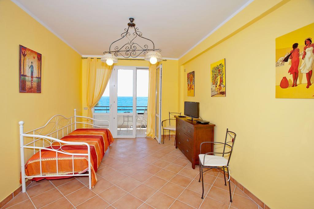 Apartamento Polifemo Letojanni Habitación foto